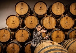 Clara Ibaibarriaga toma una muestra de las barricas