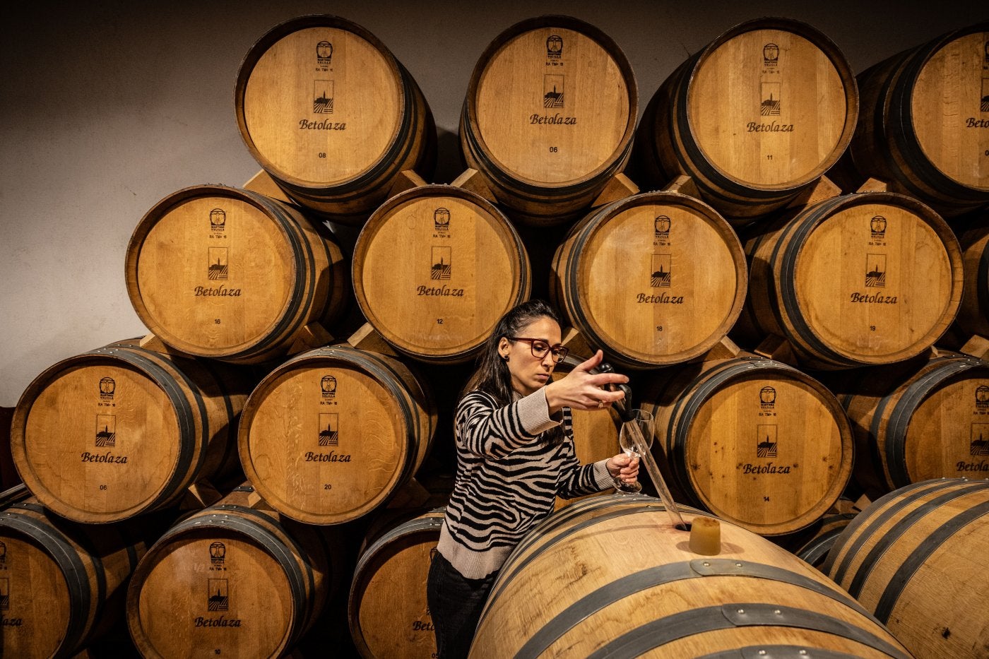 Clara Ibaibarriaga toma una muestra de las barricas