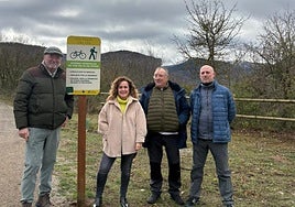 Visita de la delegada de Gobierno y el alcalde de Ojacastro al recorrido de la Vía Verde por el pueblo.