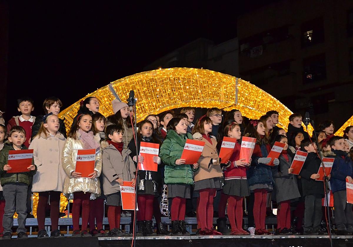 Coro Cantalegre, interpretando un villancico junto a la estrella colocada en la glorieta de Quintiliano.