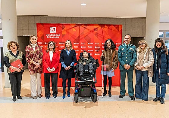 En el centro, Quique Ruiz, graduado en Química, junto a la rectora Eva Sanz y Aitana Fernández, graduada en Lengua y Literatura Hispánica, y otros intervinientes en la Jornada.