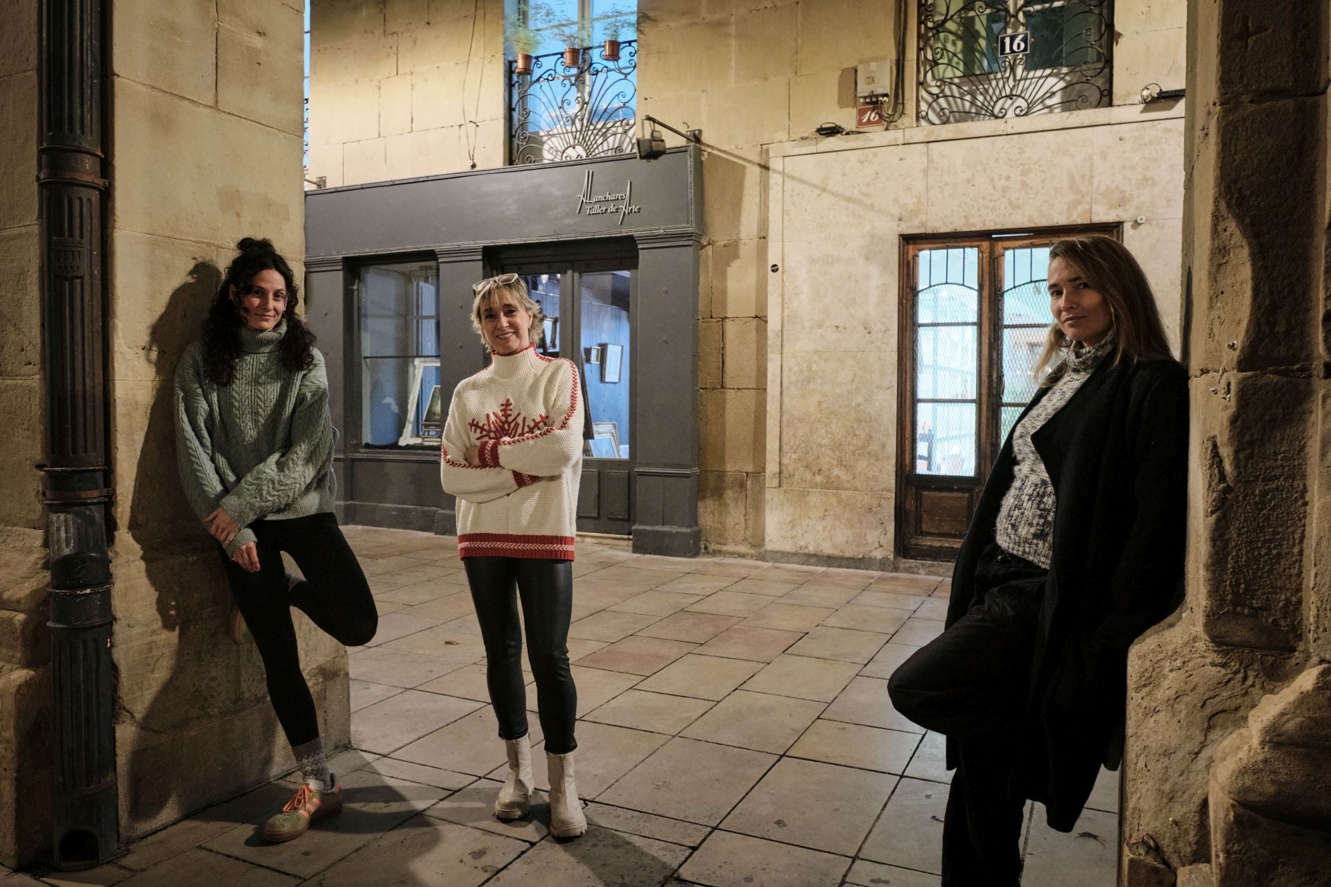 Arancha, flanqueada por Valeria y Raquel, posan decididas a recuperar la plaza.