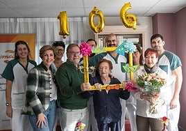 Natividad celebra su 106 cumpleaños junto a su hijo, su nuera y los trabajadores de la residencia.