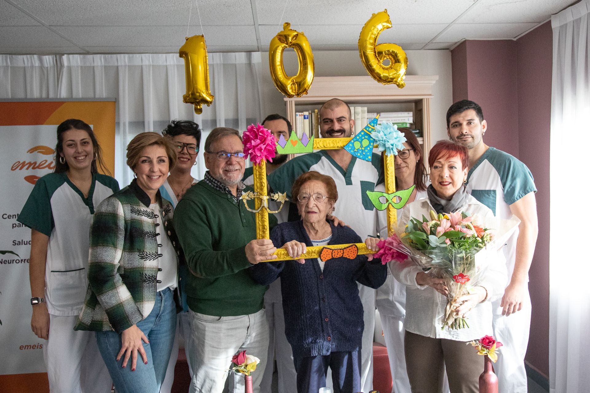 Natividad celebra su 106 cumpleaños junto a su hijo, su nuera y los trabajadores de la residencia.