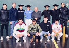 Los ganadores, tras recibir sus chapelas.