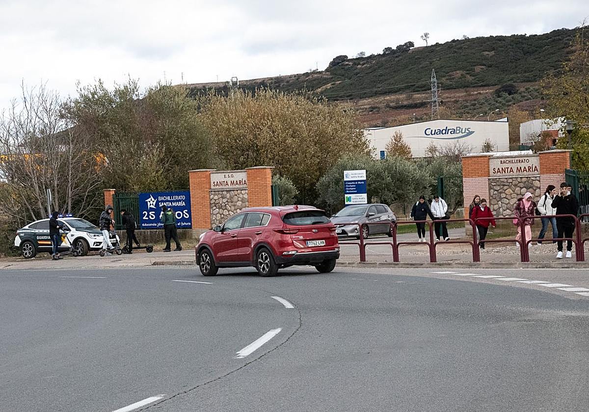 La Guardia Civil vigila la glorieta de Puente Madre en la salida de los alumnos de Marianistas el pasado jueves.