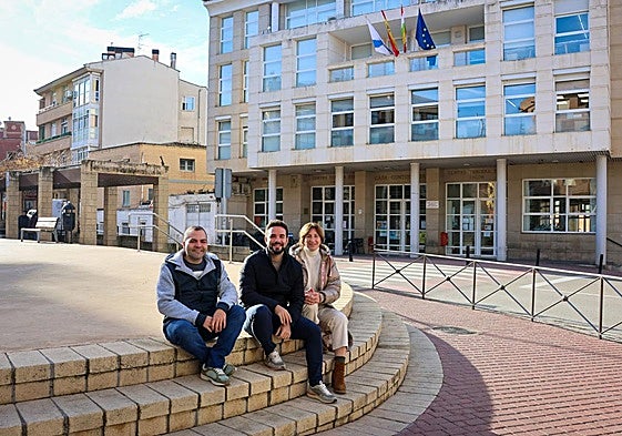 Los concejales del equipo de Gobierno (PP) Moreno, Gutiérrez y Herrero posan en la plaza Cándido Sarramián.