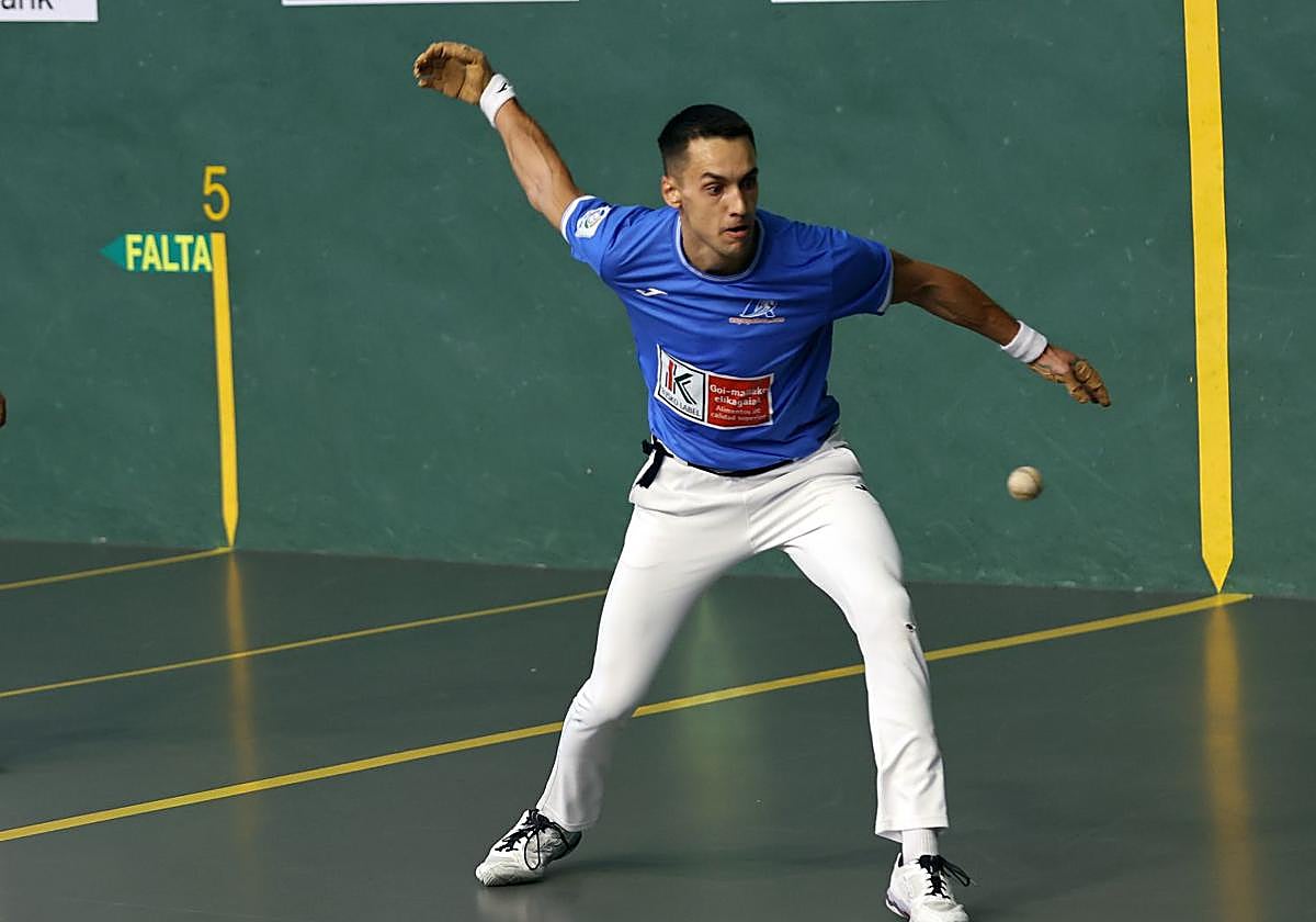 Javier Zabala se dispone a golpear la pelota.