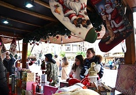 Adornos navideños, en uno de los puestos de la plaza del Raso.