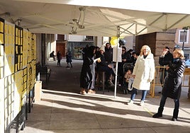 Decenas de personas, con mucho público familiar, probaron puntería con los dardos en busca de premios.