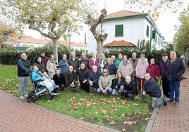 Vecinos de las Casas Baratas de Logroño posan con motivo de su primer centenario.