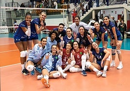 Las jugadoras del Ocisa Haro Rioja Voley posan tras su victoria ayer en El Ferial frente a Tenerife.