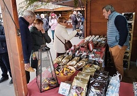 César del Río atiende el puesto de mazapanes Segura.
