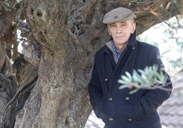 Javier Martínez de Salinas, en el exterior de Bodegas Olarra.