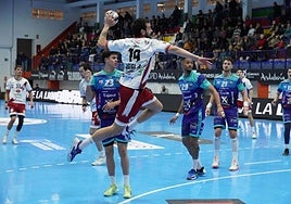 Miguel Martínez marca uno de sus cuatro goles en Puente Genil.