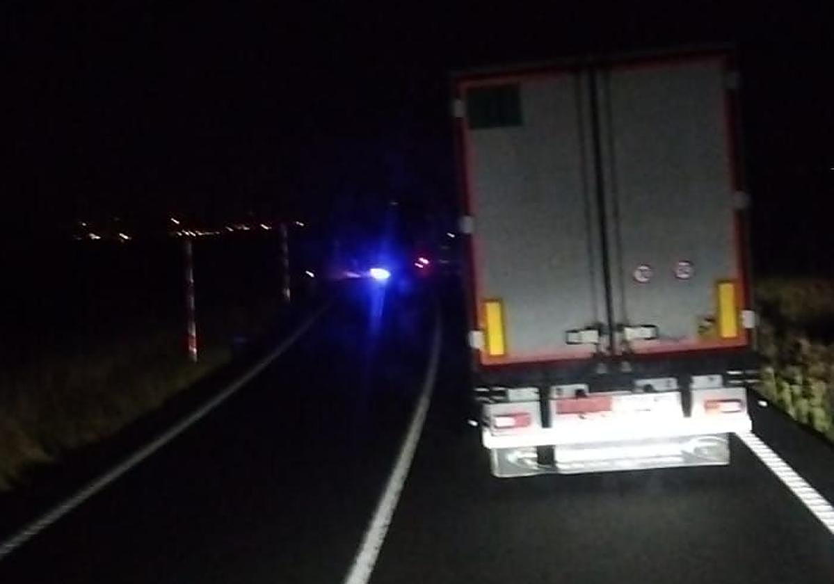 La N-232 permanece cortada por el accidente de un camión, en Fonzaleche.