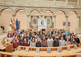 Alumnos de varios colegios riojanos en la lectura de la Constitución Española, en el Parlamento de La Rioja.
