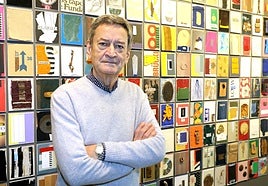 Francisco Gestal posa ante sus 180 'breves bellezas muertas.