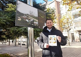 David Navarro junto a una de las fotografías del Mercadal.