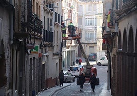 Imagen de trabajadores municipales de la brigada colocando los adornos navideños.