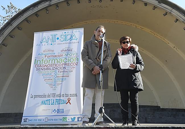 Carmen Tamayo lee el manifiesto acompañada por el doctor Javier Pinilla.