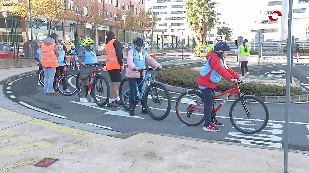 Señales, carreteras, semáforos en miniatura y una canción que recuerda cómo cruzar la calle