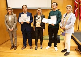 Los ganadores, con representantes de la UR.
