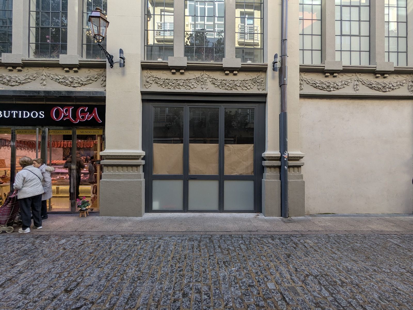 Espacio habilitado en el mercado de San Blas como centro logístico para el reparto de última milla.