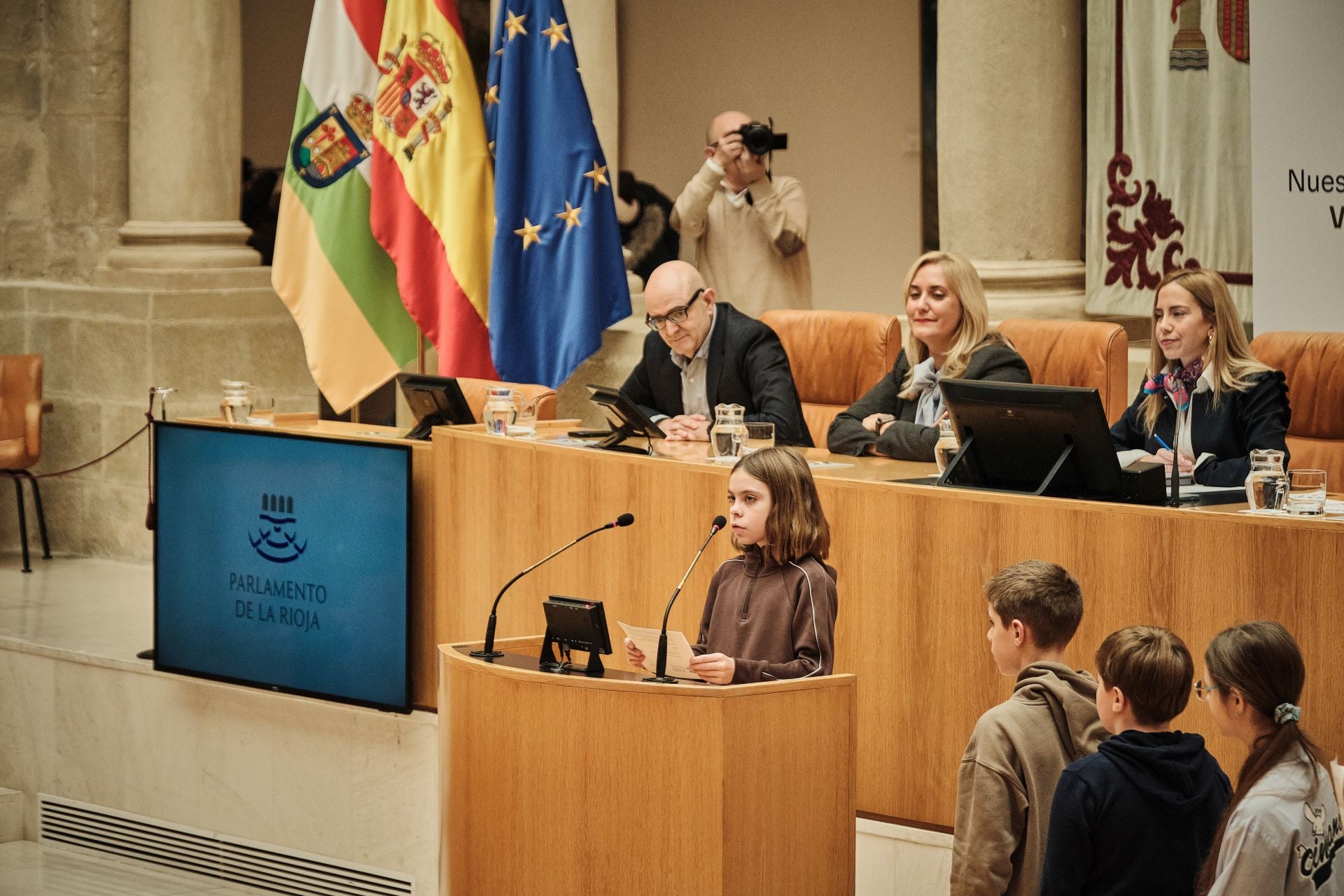Escolares riojanos leen la Constitución en el Parlamento de La Rioja