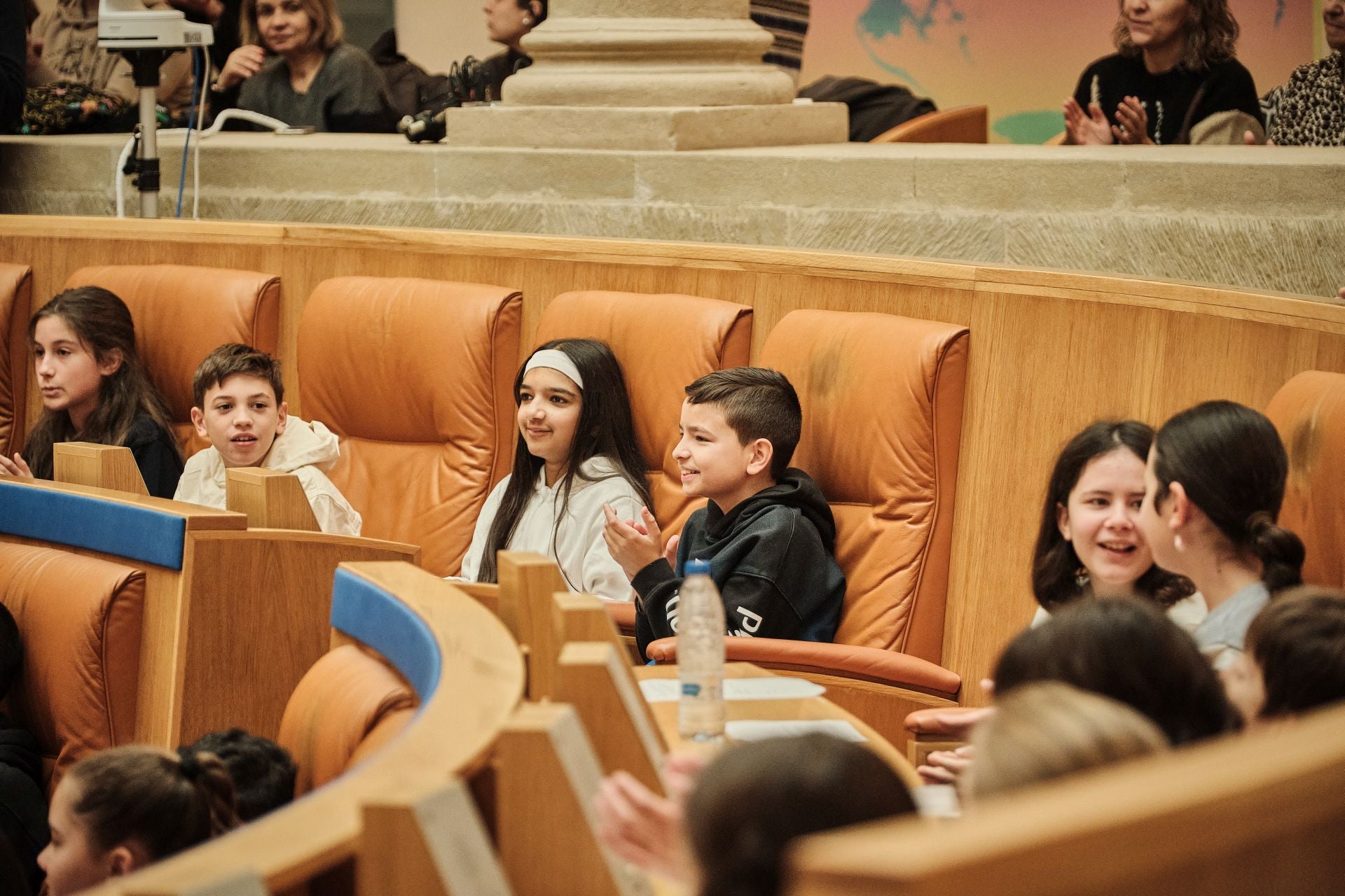 Escolares riojanos leen la Constitución en el Parlamento de La Rioja