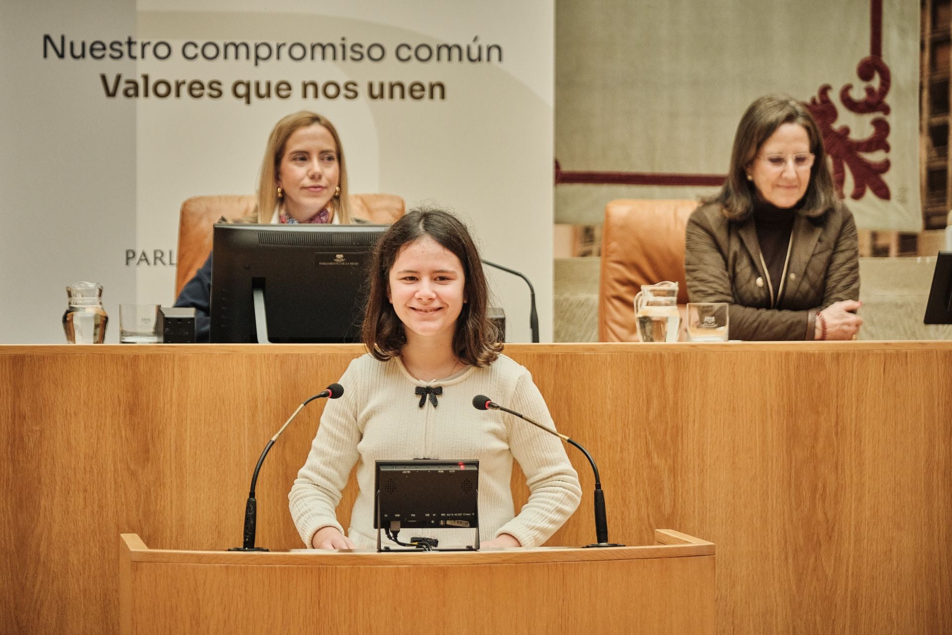Escolares riojanos leen la Constitución en el Parlamento de La Rioja