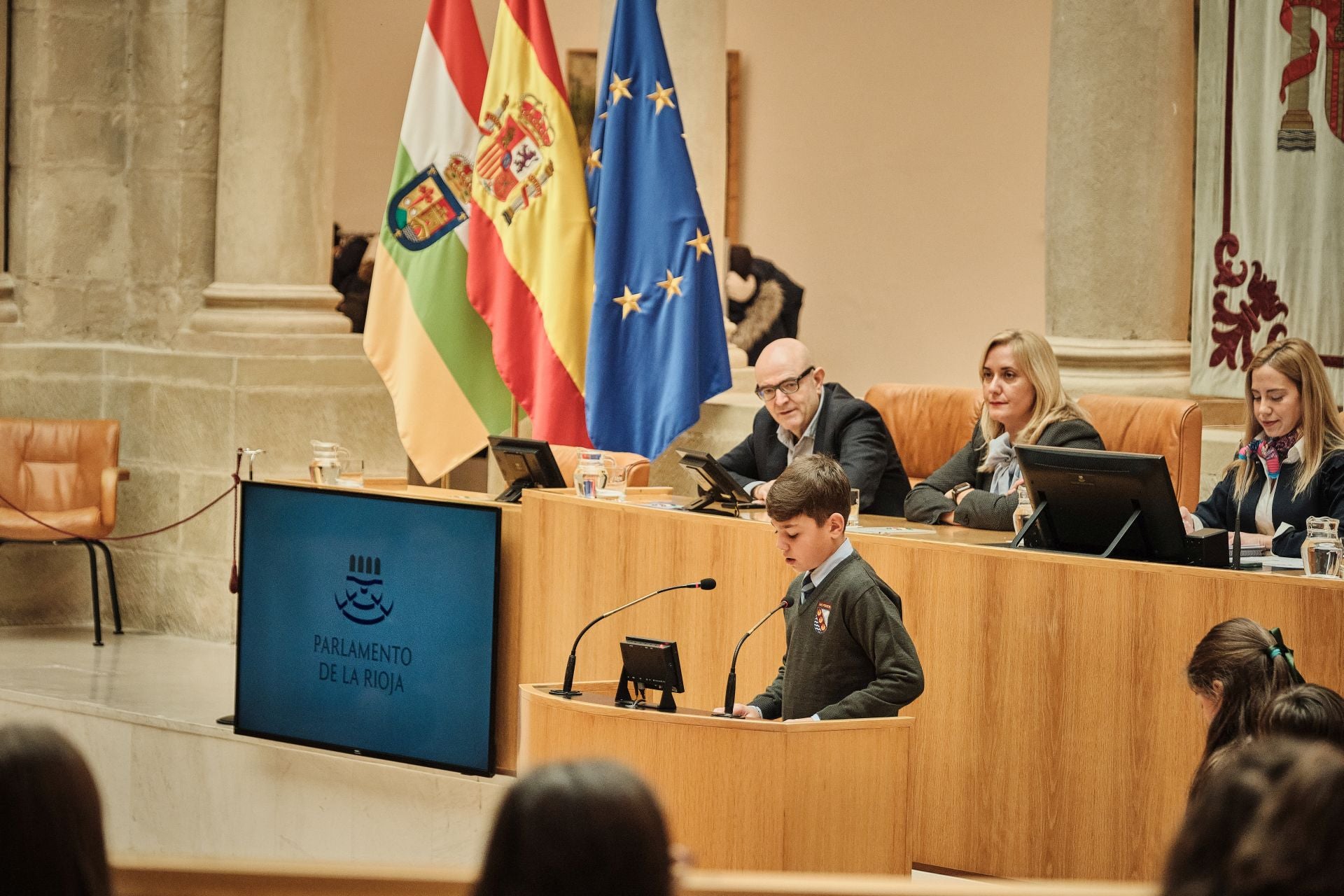 Escolares riojanos leen la Constitución en el Parlamento de La Rioja