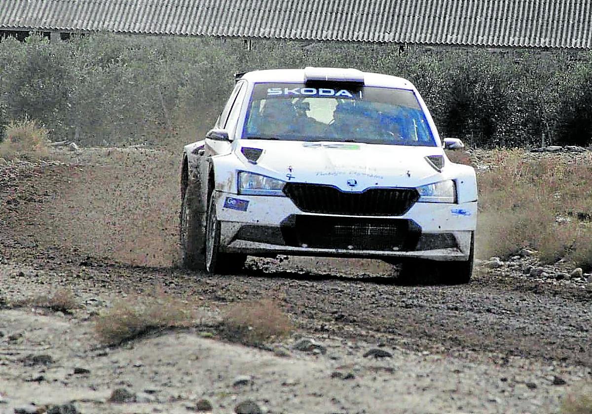 El Skoda Fabia Rally2 EVO de Javier Leyún y el copiloto Ion del Cid ganador del tramo de Aldeamueva y del Campeonato de Autona.