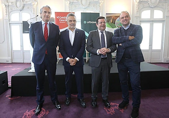 El exministro Íñigo de la Serna, el alcalde Escobar, el consejero Domínguez y el economista José Carlos Díez, este martes en Logroño.
