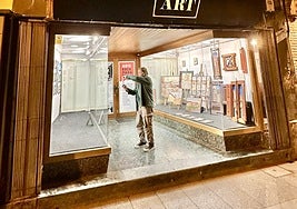 Un visitante fotografiaba parte de la muestra en el escaparate de Bazart Gallery.