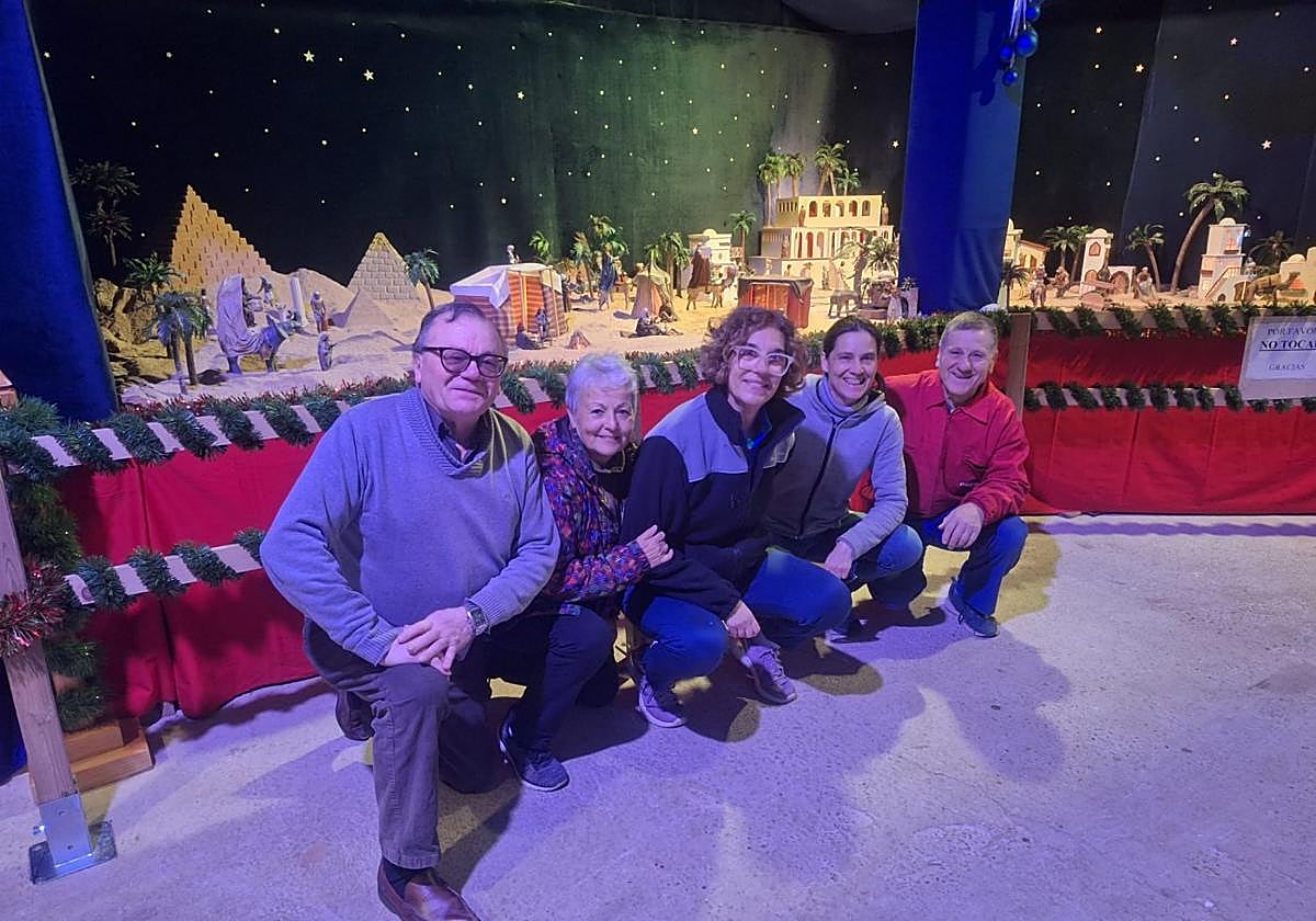 Los voluntarios de Amigos de Arnedo dan forma a este nacimiento.