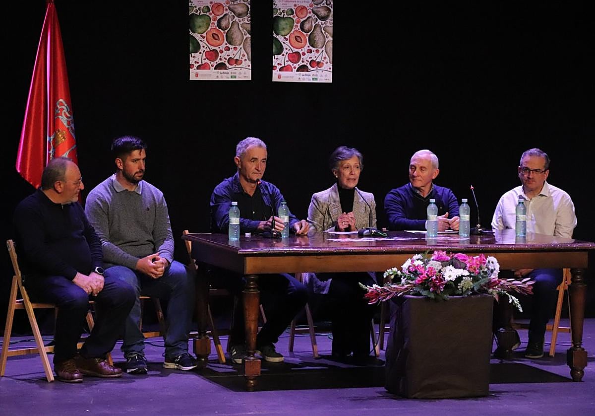 Imagen de la mesa inaugural con los conferenciantes de hace un año, con intervención de la edil de Agricultura, Guadalupe López.