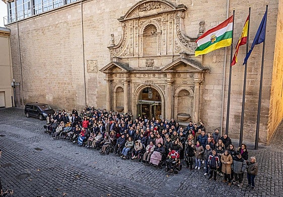 Foto de familia a las puestas del Parlamento de La Rioja tras el acto institucional con motivo del Día Internacional de las Personas con Discapacidad.