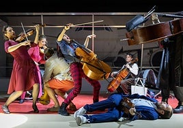 Esdena de 'Bon Voyage!' con los músicos de Orthemis Orchestra.