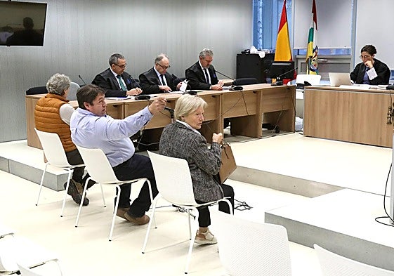 Los tres acusados, antes de aceptar sus condenas, en la Audiencia Provincial.