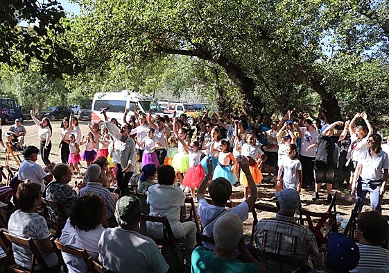 Imagen de un baile durante la Concentración de Vico con la que la Asociación de Discapacitados de Arnedo y Comarca dio en septiembre inicio a este curso