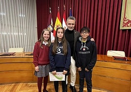 Ganadores del concurso escolar de redacción sobre la Constitución.