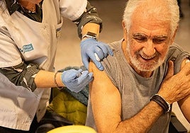 Un hombre recibe la vacuna contra la gripe en el Hospital San Pedro.