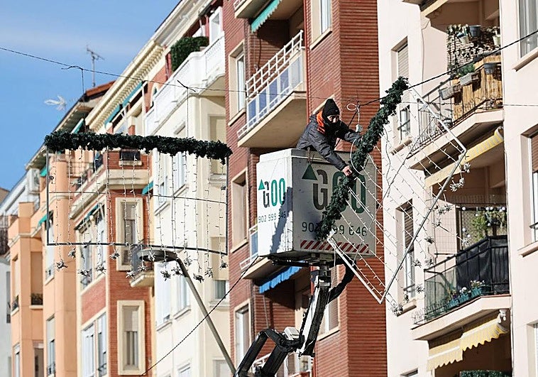 Montaje de la iluminación navideña, este miércoles en Logroño.