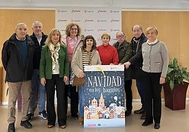 Los concejales Leonor González y Ángel Andrés, junto a la presidenta de la Federación de Asociaciones Vecinales, María Ángeles Matute, y varios representantes.