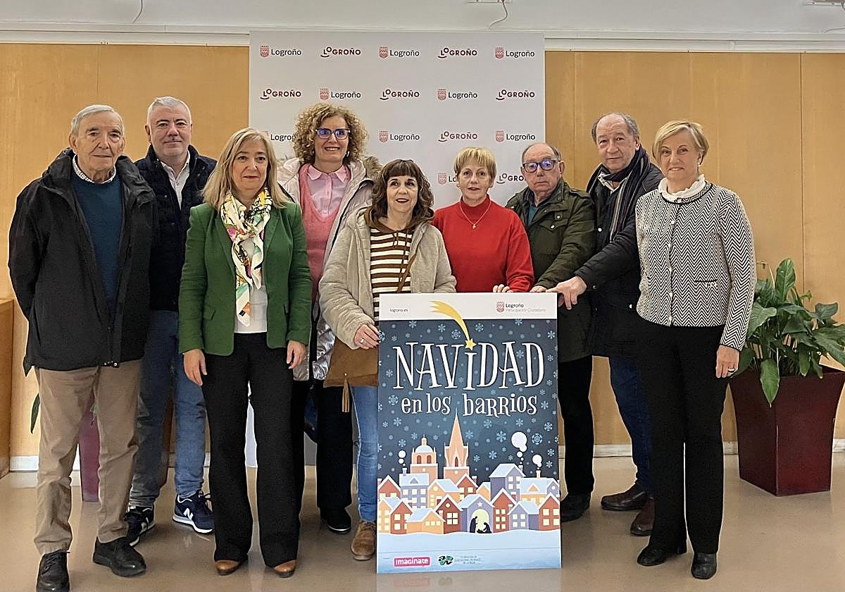Los concejales Leonor González y Ángel Andrés, junto a la presidenta de la Federación de Asociaciones Vecinales, María Ángeles Matute, y varios representantes.