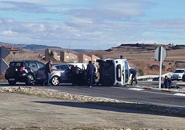 El accidente, en el cruce de la N-232 con la N-124, en Ollauri, con Gimileo al fondo.