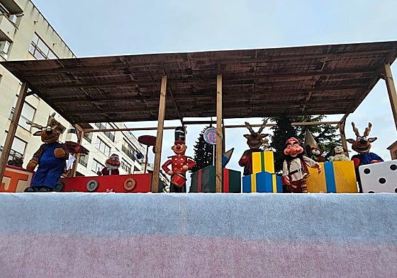 Muñecos del nuevo espectáculo de 'Navilandia', que se ha colocado en el paseo de Mercadal.