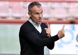Gerardo Gacía León da instrucciones en un partido del EDF femenino.
