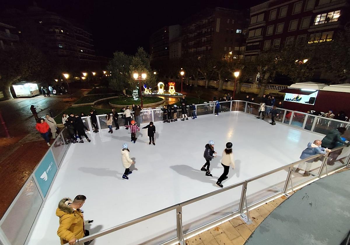 La pista de hielo de Haro reúne a jóvenes y familias cada tarde